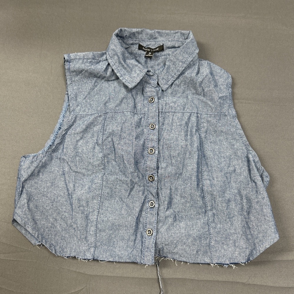 New Look button-down shirt is crafted from a blue chambray fabric Size Medium